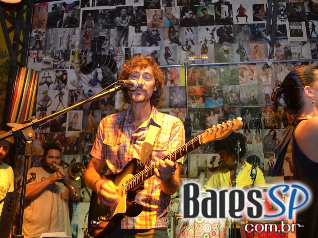 Dona Duda, Augusto Swing e integrantes de outros grupos se apresentaram em noite de samba-rock Dona Duda, Augusto Swing e integrantes de outros grupos se apresentaram em noite de samba-rock